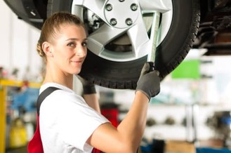 Le Groupe Renault recrute avec Pôle emploi et forme avec l’Afpa les futurs carrossiers de demain